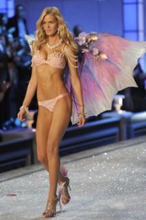 Erin Heatherton feet photo thumbnail