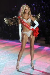 Erin Heatherton feet photo thumbnail