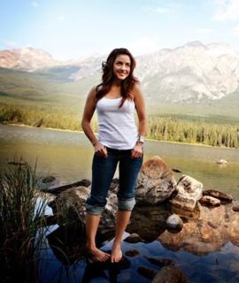 Erin Karpluk feet photo thumbnail