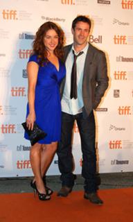 Erin Karpluk feet photo thumbnail