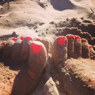 Erin Karpluk feet photo thumbnail