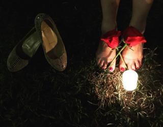 Erin Karpluk feet photo thumbnail