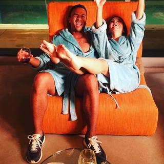 Erin Karpluk feet photo thumbnail