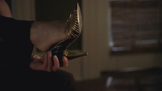 Erin Karpluk feet photo thumbnail