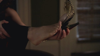 Erin Karpluk feet photo thumbnail