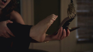 Erin Karpluk feet photo thumbnail