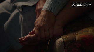 Erin Karpluk feet photo thumbnail