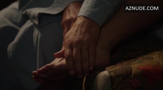 Erin Karpluk feet photo thumbnail