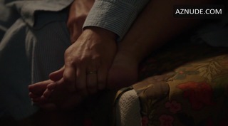 Erin Karpluk feet photo thumbnail