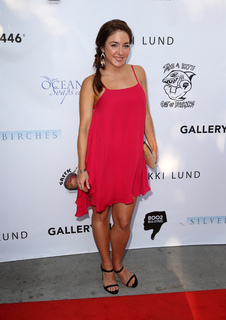 Erin Karpluk feet photo thumbnail