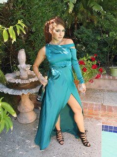 Erin Karpluk feet photo thumbnail