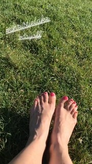 Erin Karpluk feet photo thumbnail