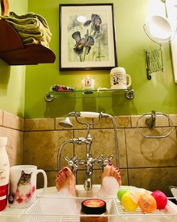 Erin Karpluk feet photo thumbnail