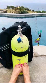 Erin Karpluk feet photo thumbnail