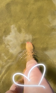 Erin Karpluk feet photo thumbnail