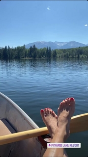 Erin Karpluk feet photo thumbnail