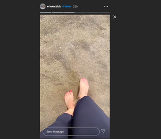 Erin Karpluk feet photo thumbnail