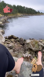 Erin Karpluk feet photo thumbnail