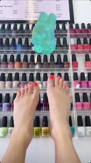 Erin Karpluk feet photo thumbnail