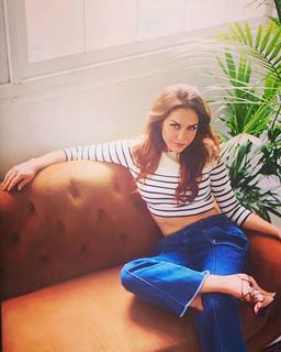 Erin Karpluk feet photo thumbnail