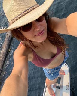 Erin Karpluk feet photo thumbnail