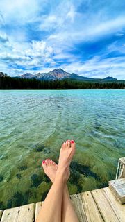 Erin Karpluk feet photo thumbnail