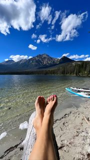 Erin Karpluk feet photo thumbnail