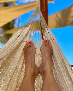 Erin Karpluk feet photo thumbnail