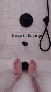 Erin Karpluk feet photo thumbnail