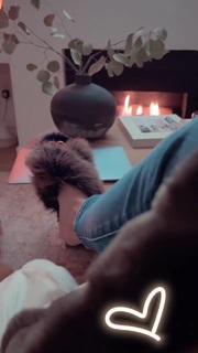 Erin Karpluk feet photo thumbnail