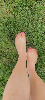 Erin Karpluk feet photo thumbnail