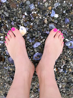 Erin Karpluk feet photo thumbnail