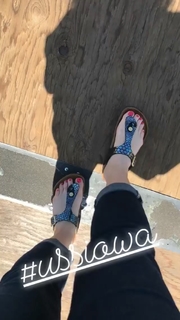 Erin Karpluk feet photo thumbnail