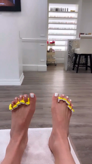 Erin Karpluk feet photo thumbnail
