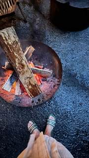 Erin Karpluk feet photo thumbnail