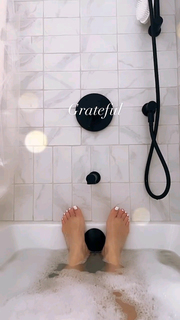 Erin Karpluk feet photo thumbnail