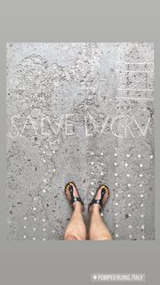 Erin Karpluk feet photo thumbnail