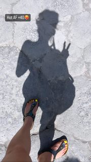 Erin Karpluk feet photo thumbnail