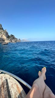 Erin Karpluk feet photo thumbnail