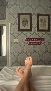 Erin Karpluk feet photo thumbnail