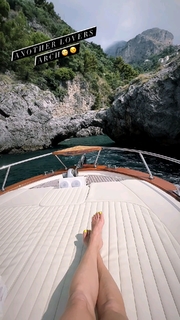 Erin Karpluk feet photo thumbnail