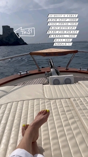 Erin Karpluk feet photo thumbnail