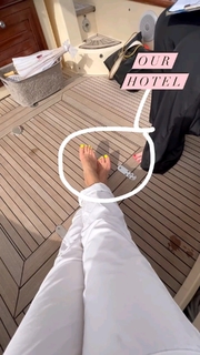 Erin Karpluk feet photo thumbnail