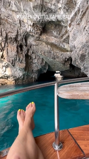 Erin Karpluk feet photo thumbnail