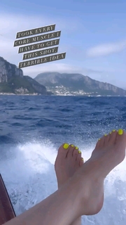 Erin Karpluk feet photo thumbnail