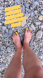 Erin Karpluk feet photo thumbnail