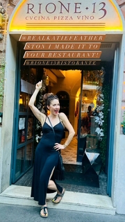 Erin Karpluk feet photo thumbnail