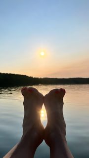Erin Karpluk feet photo thumbnail