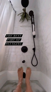 Erin Karpluk feet photo thumbnail