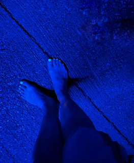 Erin Karpluk feet photo thumbnail